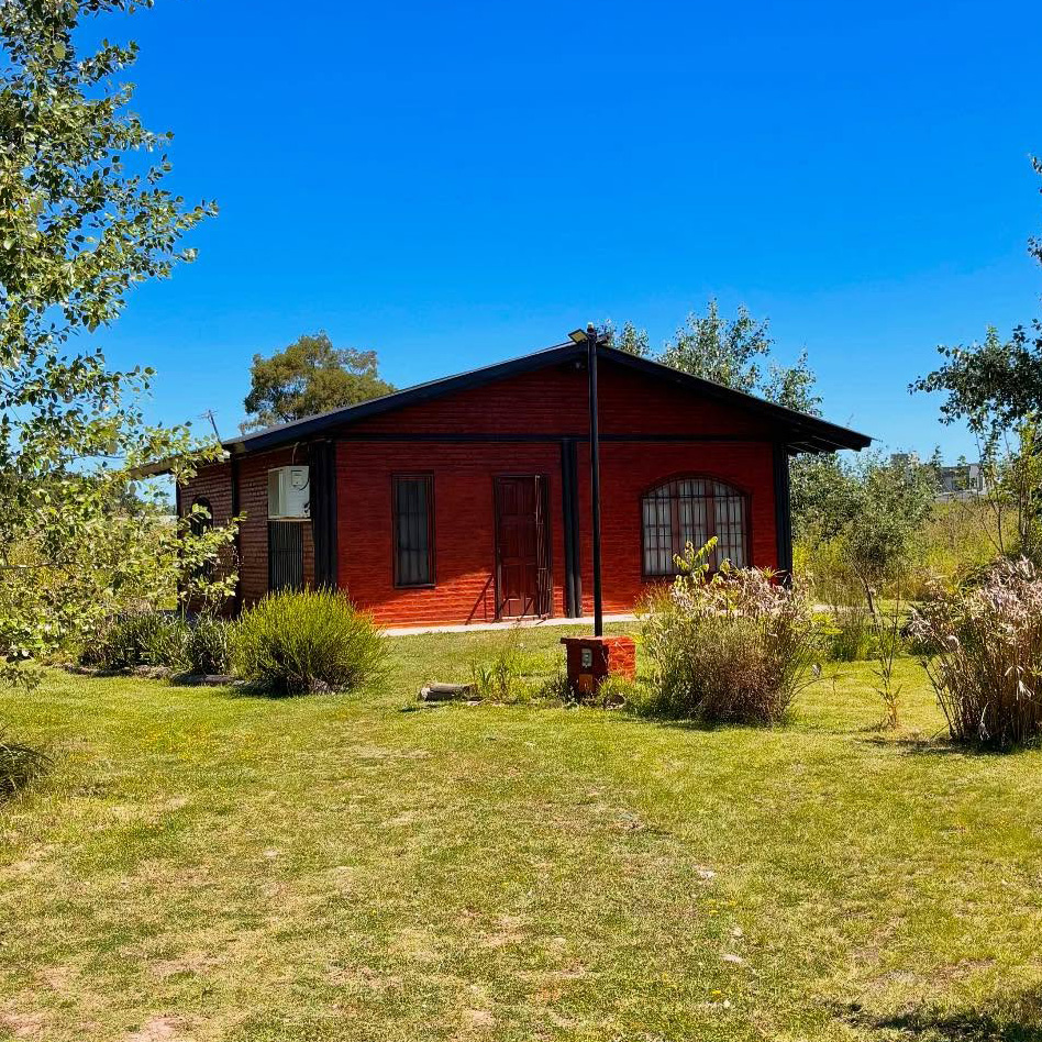 Cabañas totalmente equipadas con capacidad para 6 y 10 personas.