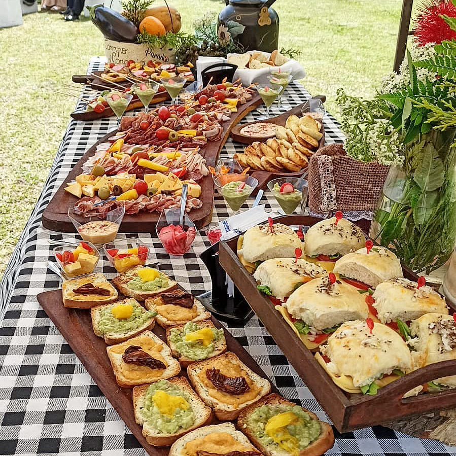 Servicio de catering con una gran variedad de platos.